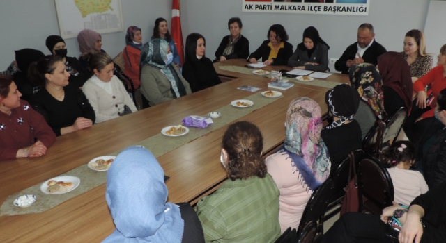 AK Parti Malkara Kadın Kolları Başkanı Ebru Ayaz, Birlikte Görev Yapacağı Yönetimini Kamuoyuna Tanıttı