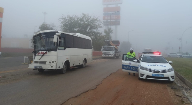 Servis midibüsü kaza yaptı: 20 yaralı