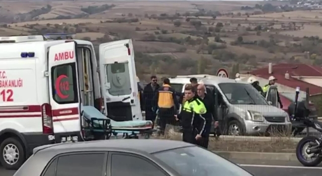Refüje çarpan hafif ticari araçta 3 kişi yaralandı