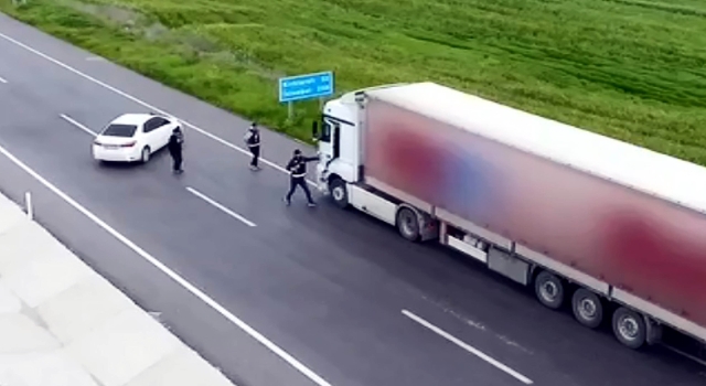 Dronla takip edilen TIR'da, 10 milyon liralık kaçak sigara ele geçirildi