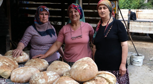 Tekirdağ’da kadınlar, köy ekmeği üreterek ev ekonomisine katkı sunuyor