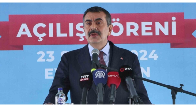 Bakan Tekin: Öğrencilerimizin masasına yılda yaklaşık 200 milyon adet kitap bırakıyoruz
