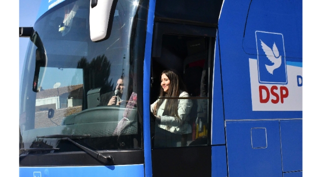Belediye başkan adayı Betül, seçim otobüsünü kendisi kullanıyor