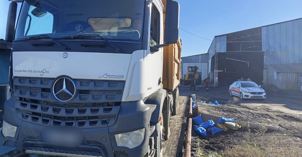 Edirne'de taşıma sınırını aşan kamyon sürücülerine 153 bin lira ceza