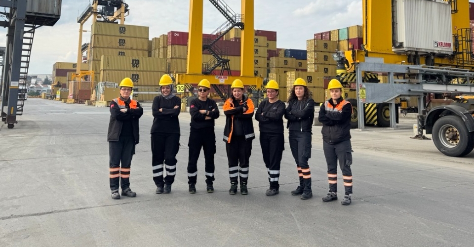 Limanın yükünü kadınlar çekiyor