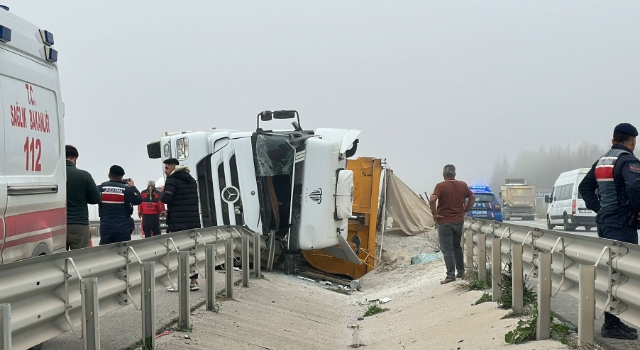 Devrilen kamyonda sıkışan sürücü yaralandı