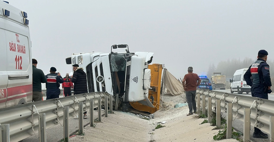 Devrilen kamyonda sıkışan sürücü yaralandı