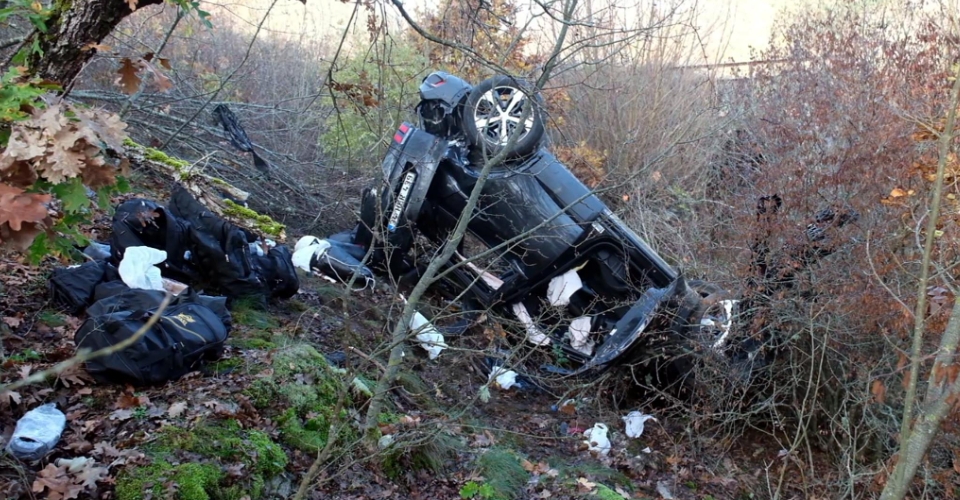 Kaçak göçmenleri taşıyan otomobil, devrildi: 8 yaralı