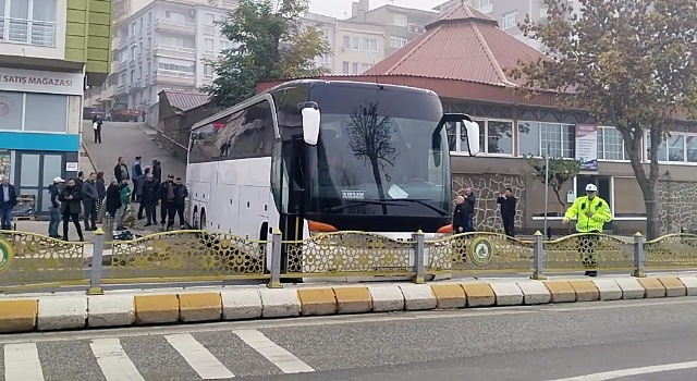 Kayganlaşan yolda kontrolden çıkan tur otobüsü orta refüje çarpıp yolu kapattı