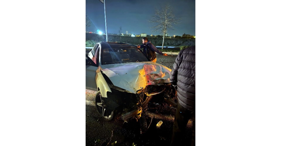 Kontrolden çıkan otomobil ağaca ve elektrik direğine çarptı