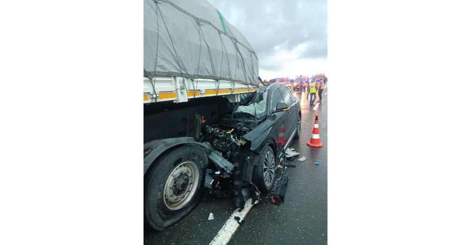 Otomobil, TIR’a arkadan çarptı: 3 yaralı