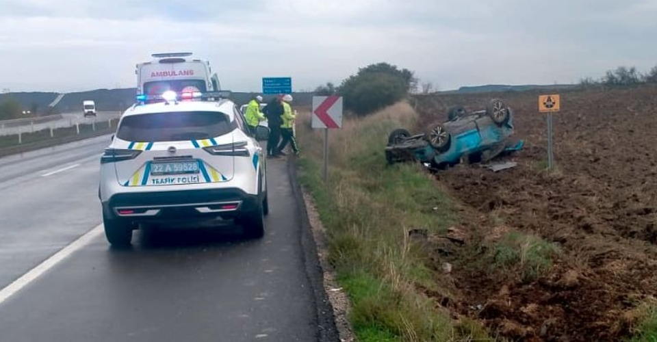 Otomobil yağış nedeniyle kayganlaşan yolda takla attı: 2 yaralı