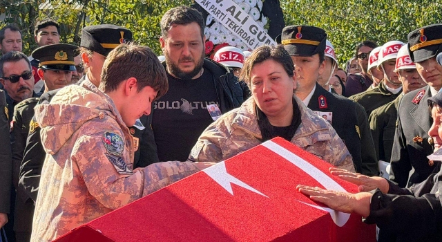 Şehit Astsubay Başçavuş Aykut’u, eşi ve oğlu parkasını giyerek son yolculuğuna uğurladı