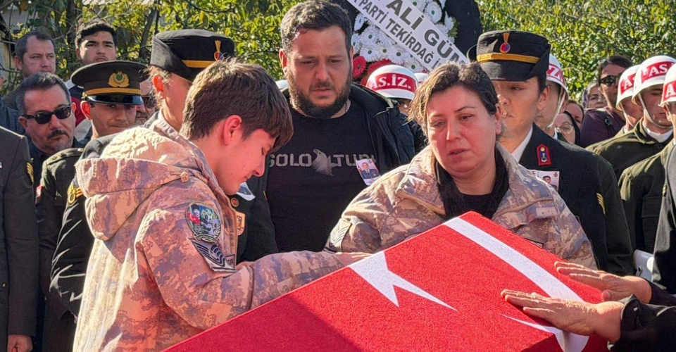 Şehit Astsubay Başçavuş Aykut’u, eşi ve oğlu parkasını giyerek son yolculuğuna uğurladı