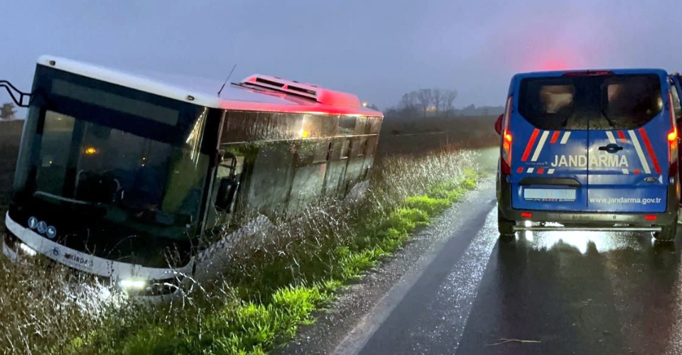 Tekirdağ’da halk otobüsü yoldan çıkarak tarlaya girdi; 2 yaralı