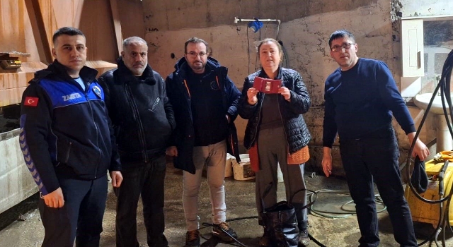 Çöpe atılan cüzdan, belediye ekipleri tarafından bulunup sahibine teslim edildi