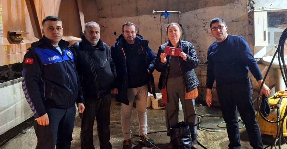Çöpe atılan cüzdan, belediye ekipleri tarafından bulunup sahibine teslim edildi