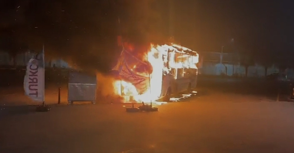 Kapıkule'de yolcu otobüsü alev alev yandı