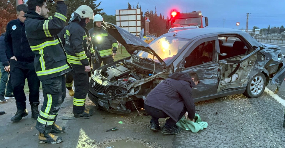 Kontrolden çıkan otomobil bariyerlere çarptı; 1 yaralı
