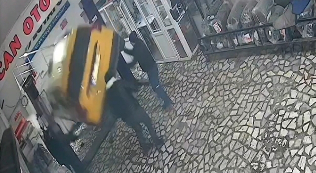 Taksinin araç asansöründen düştüğü anlar kamerada