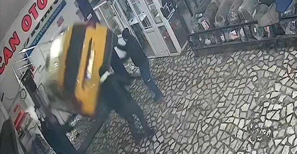 Taksinin araç asansöründen düştüğü anlar kamerada