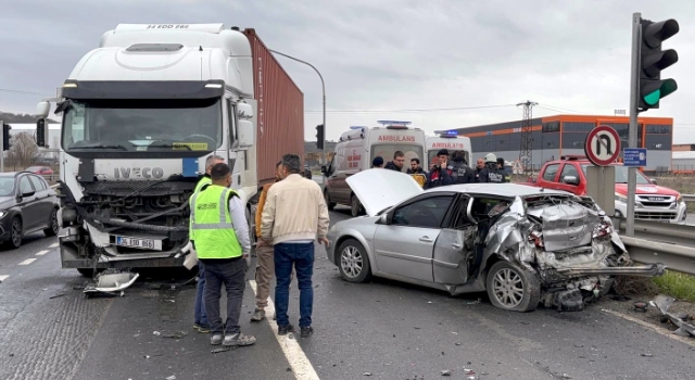 TIR, kırmızı ışıkta bekleyen otomobile çarptı; 3 yaralı
