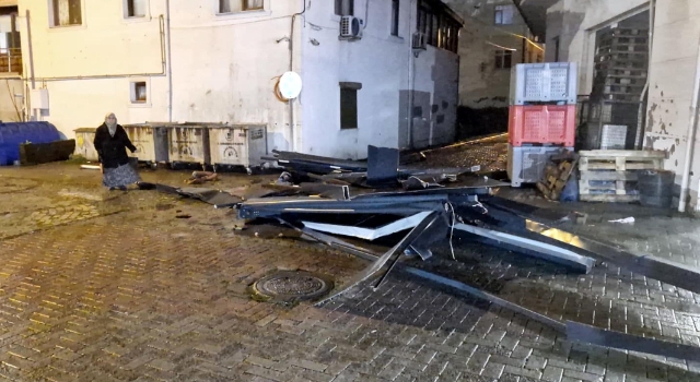 Tekirdağ'da fırtına; çatılar uçtu, ağaçlar devrildi