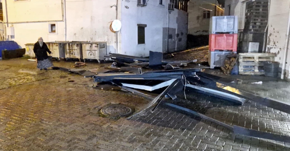 Tekirdağ'da fırtına; çatılar uçtu, ağaçlar devrildi