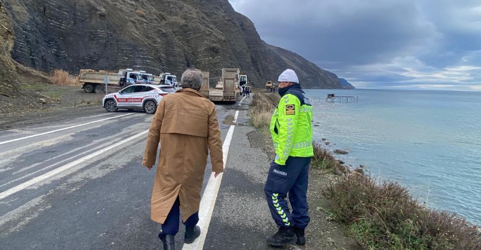 Tekirdağ'da heyelan nedeniyle kapanan yolda kontrollü ulaşım