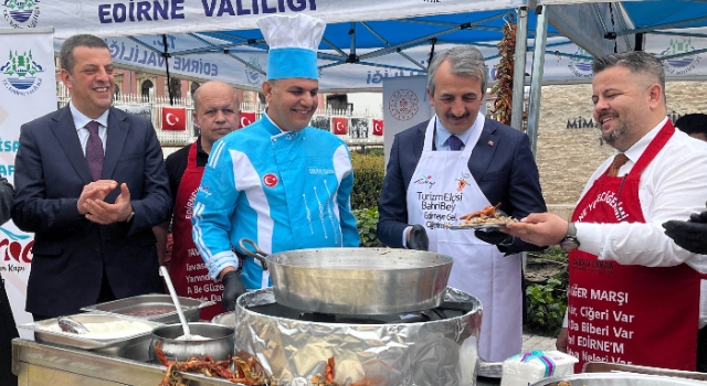 Edirne’nin fahri turizm elçisi Bahri Dinar anısına, ücretsiz tava ciğer dağıtıldı