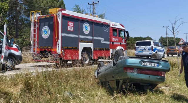 Şarampole devrilen otomobil ters döndü