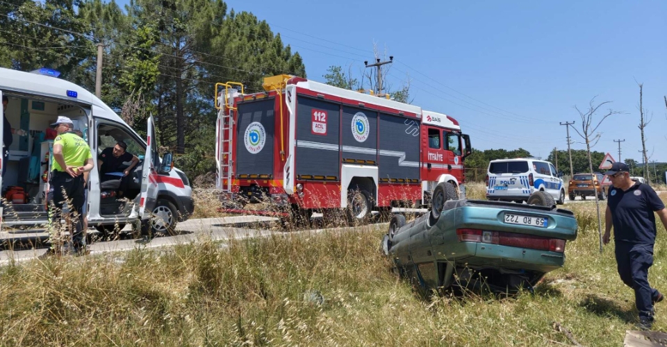 Şarampole devrilen otomobil ters döndü