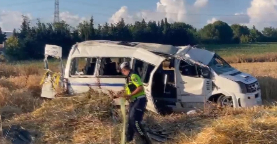 Silivri'de servis minibüsü devrildi; 2 ölü, 10 yaralı