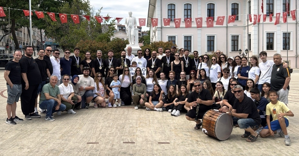 Türkiye Şampiyonu olan halk oyunları ekibi, Tekirdağ’da coşkuyla karşılandı