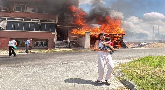 Alevler binanın garajını sardı, kardeşini kucağına alıp dışarı kaçtı