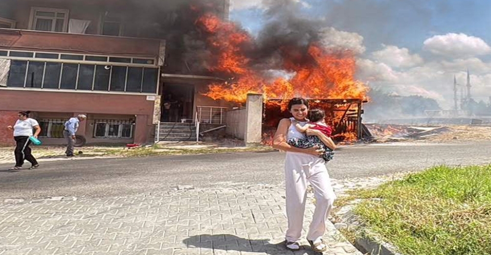 Alevler binanın garajını sardı, kardeşini kucağına alıp dışarı kaçtı
