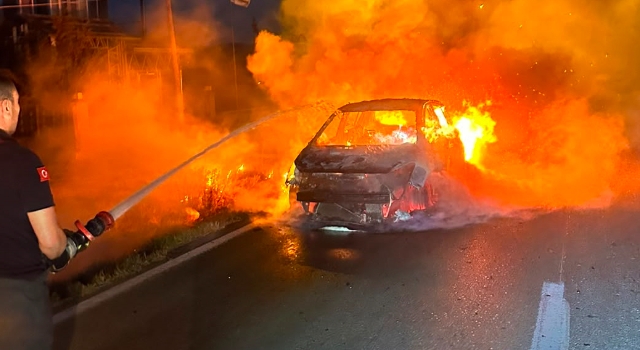 Seyir halinde alev alan otomobil, yandı
