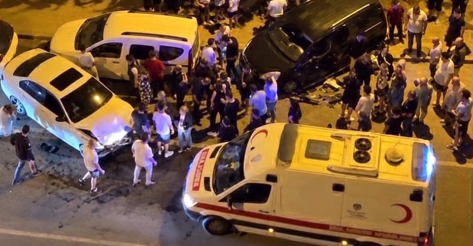 Çorlu'da 3 aracın karıştığı kazada 1 kişi yaralandı