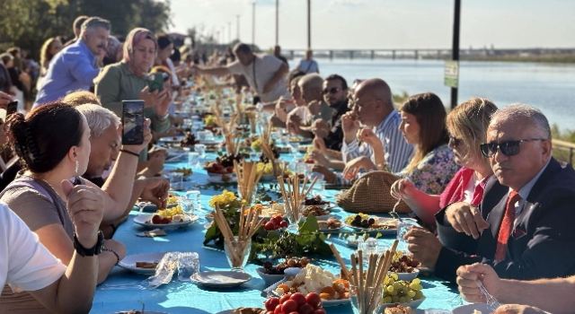 Edirne Gastronomi Festivali'nde 150 metre uzunluğunda peynir sofrası kuruldu