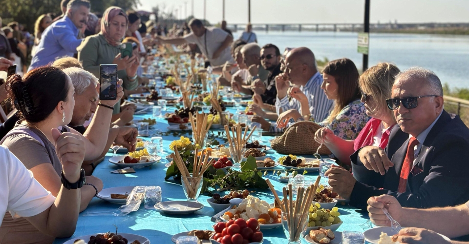 Edirne Gastronomi Festivali'nde 150 metre uzunluğunda peynir sofrası kuruldu