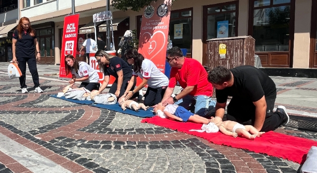 Edirne’de ilk yardımın önemi, trafiğe kapalı caddede uygulamalı anlatıldı