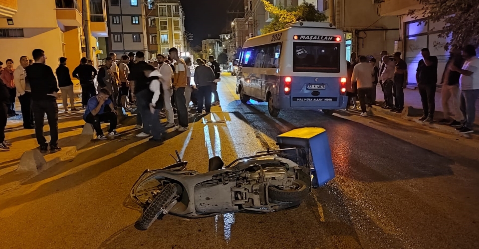 Motosiklet yayaya çarptı; 1’i ağır, 2 yaralı