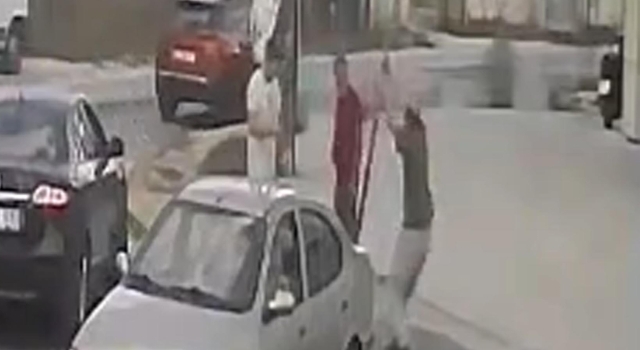 Otomobille çarptığı 'dur' tabelasını yerinden sökmeye çalıştı