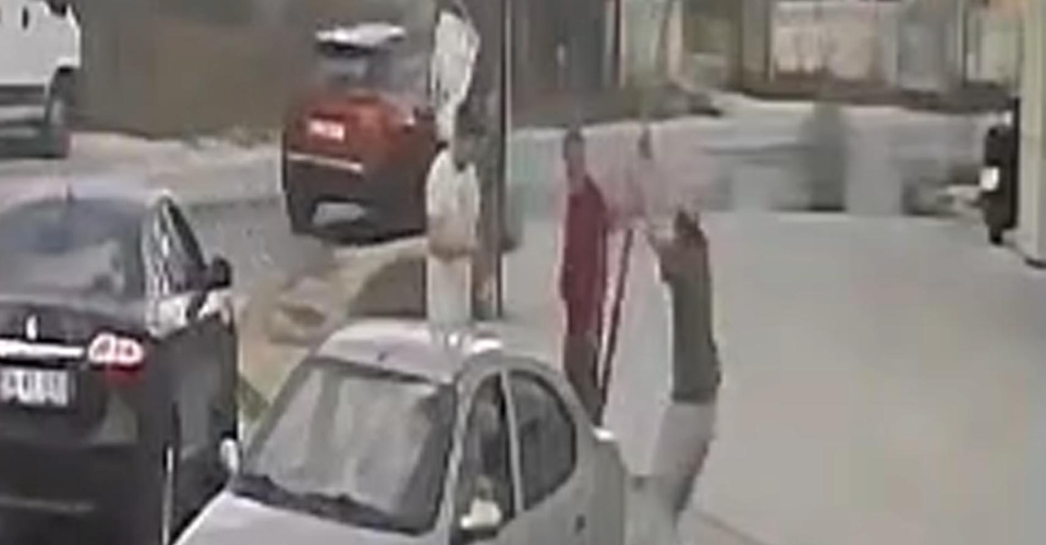 Otomobille çarptığı 'dur' tabelasını yerinden sökmeye çalıştı