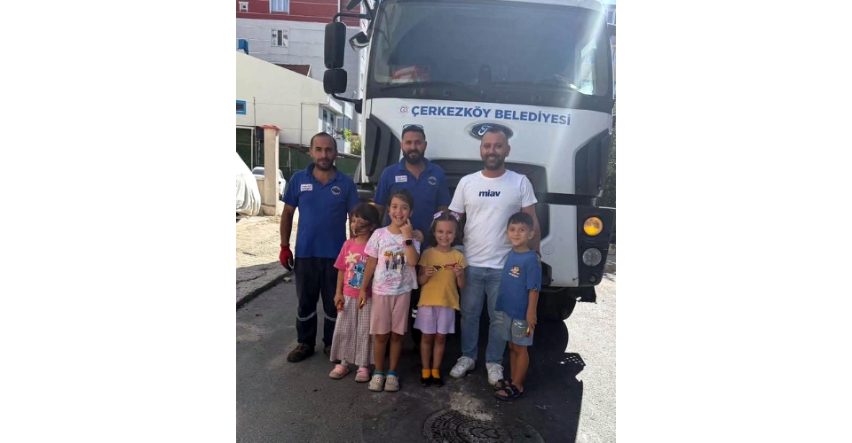 Temizlik görevlilerinden kendilerine el sallayan çocuklara sürpriz