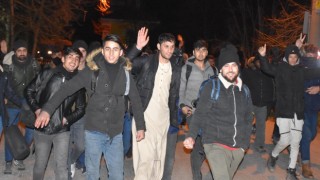 Göçmenlerden sınıra akın