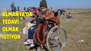 Göçmen çocuk Sınırda tekerlekli sandalyede bekliyor