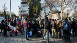 Göçmen yoğunluğunun yaşandığı Pazarkule’ye geçişler kapatıldı