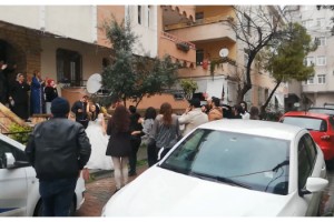 Koronavirüs dinlemediler, yol kapatıp halay çektiler!