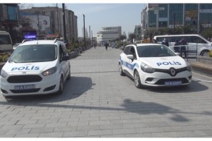 Polisten Arapça 'evde kalın' anonsu